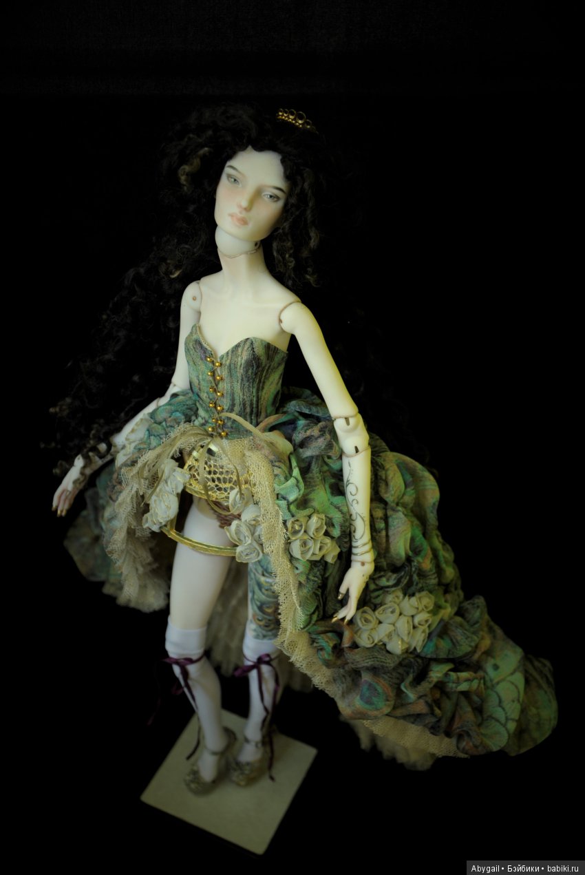 Четвёртый наряд Золотого павлина: "Изумрудный Рокайль"