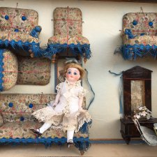 Изящная француженка Mignonette с ее чудесной мебелью