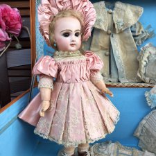 Demoiselle Jumeau с коробкой и великолепным оригинальным гардеробом