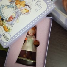 Девочка с корзиной яблок