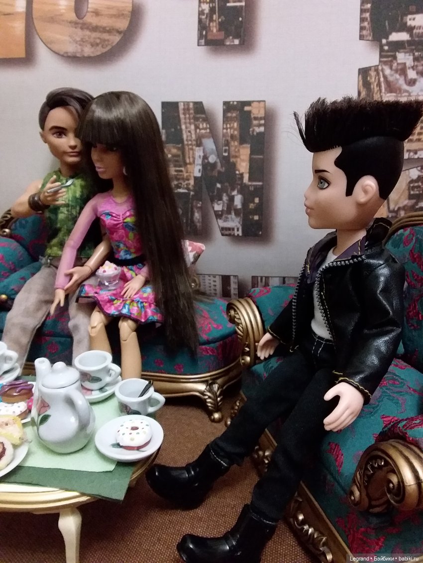 Они сами пишут свои истории: Готье, Дезире, Лестат. Обед и разговоры о политике