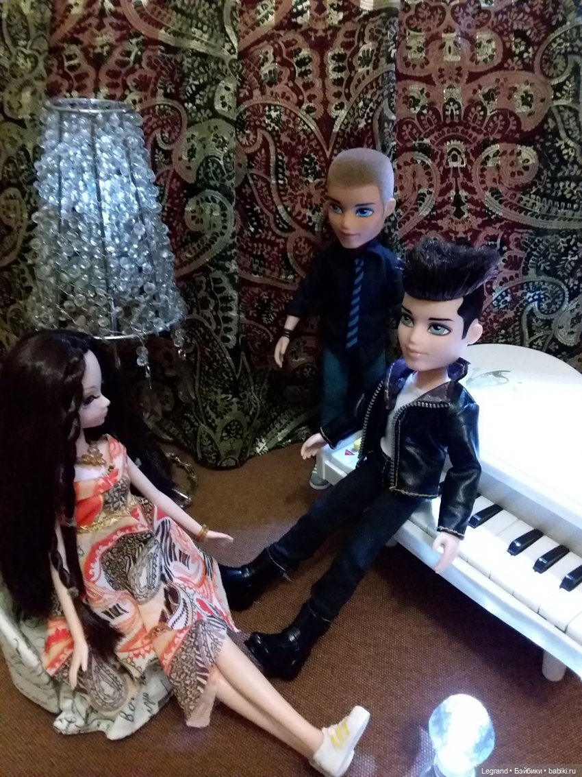 Они сами пишут свои истории: Лестат, Коринна. "К Элизе"