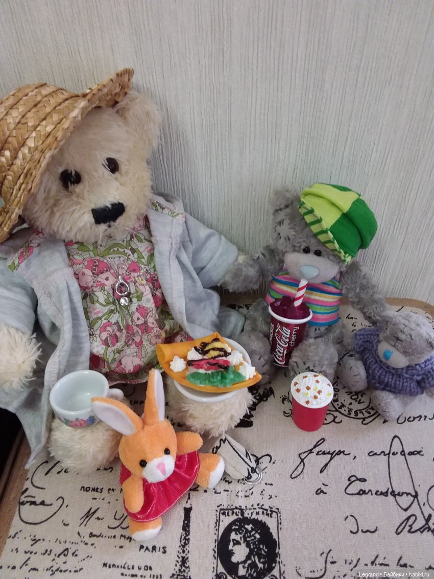 Продолжаю играть с мишками: Гри читает мои детские книжки и отдыхает у бассейна