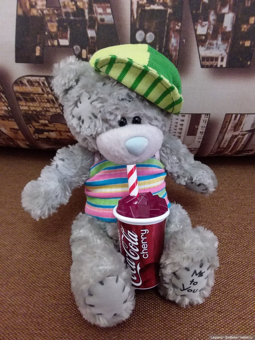 Продолжаю играть с мишками: Гри читает мои детские книжки и отдыхает у бассейна