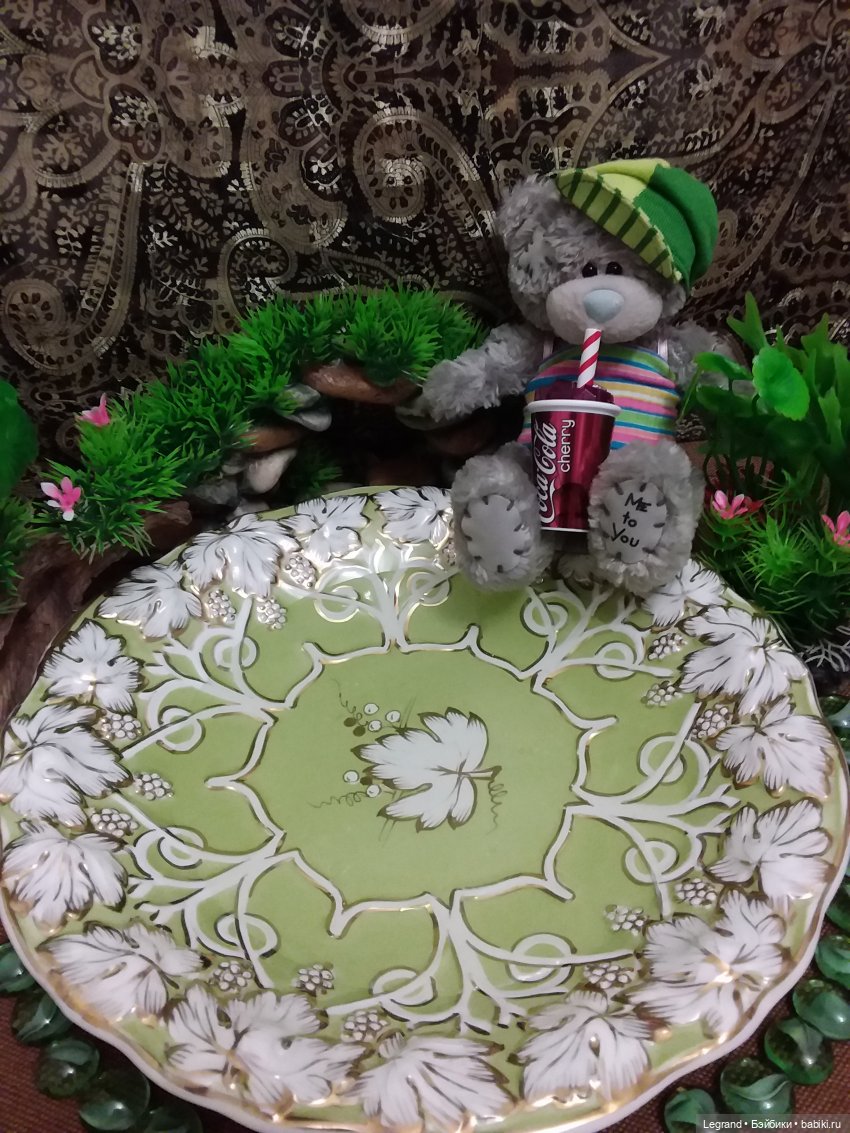 Продолжаю играть с мишками: Гри читает мои детские книжки и отдыхает у бассейна