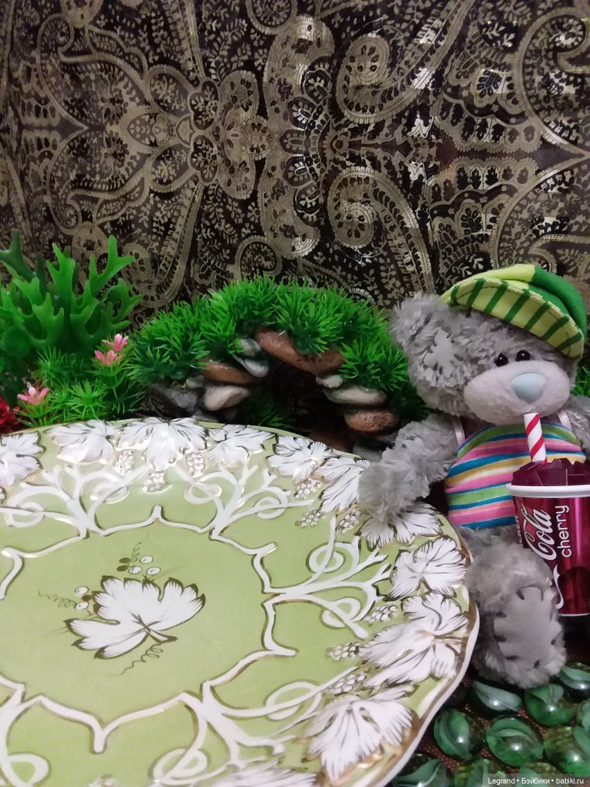 Продолжаю играть с мишками: Гри читает мои детские книжки и отдыхает у бассейна