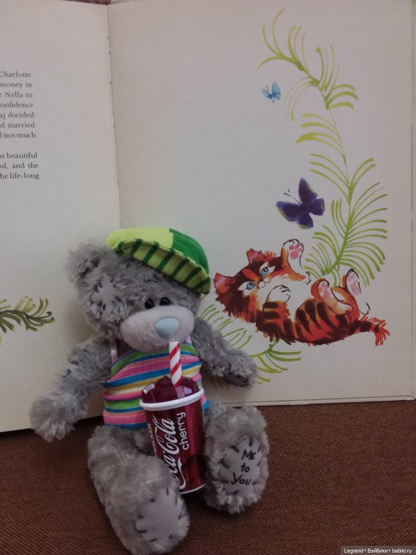 Продолжаю играть с мишками: Гри читает мои детские книжки и отдыхает у бассейна