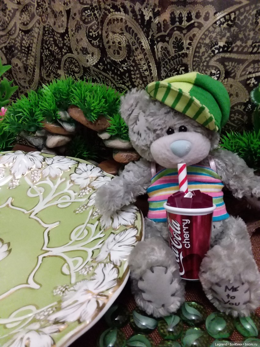 Продолжаю играть с мишками: Гри читает мои детские книжки и отдыхает у бассейна