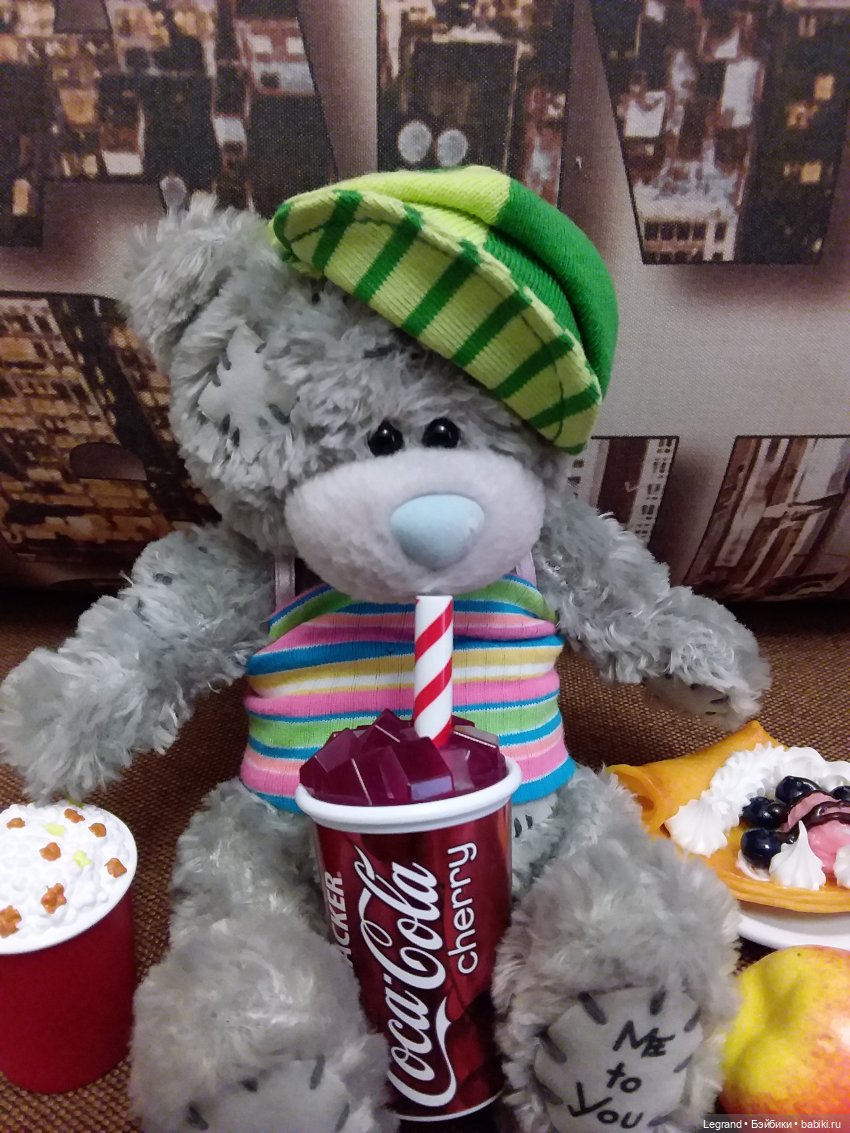 Продолжаю играть с мишками: Гри читает мои детские книжки и отдыхает у бассейна