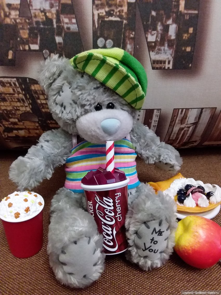 Продолжаю играть с мишками: Гри читает мои детские книжки и отдыхает у бассейна