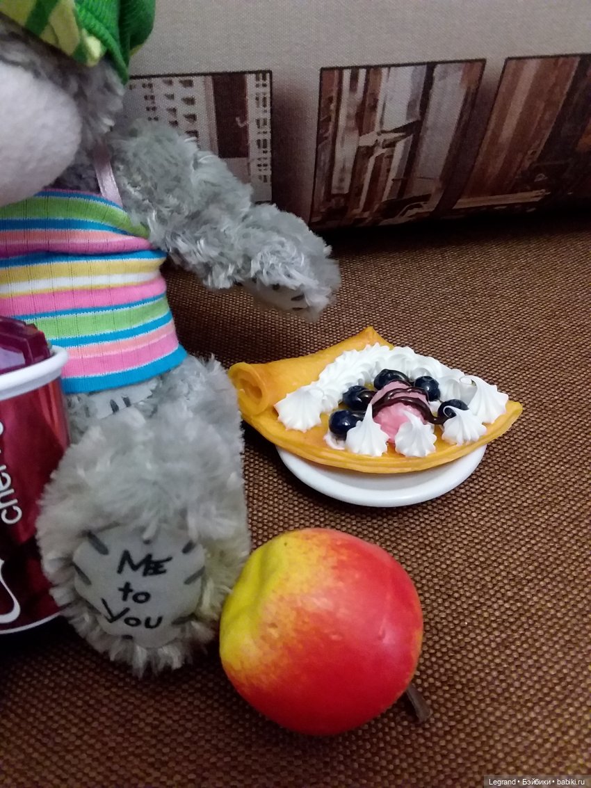 Продолжаю играть с мишками: Гри читает мои детские книжки и отдыхает у бассейна