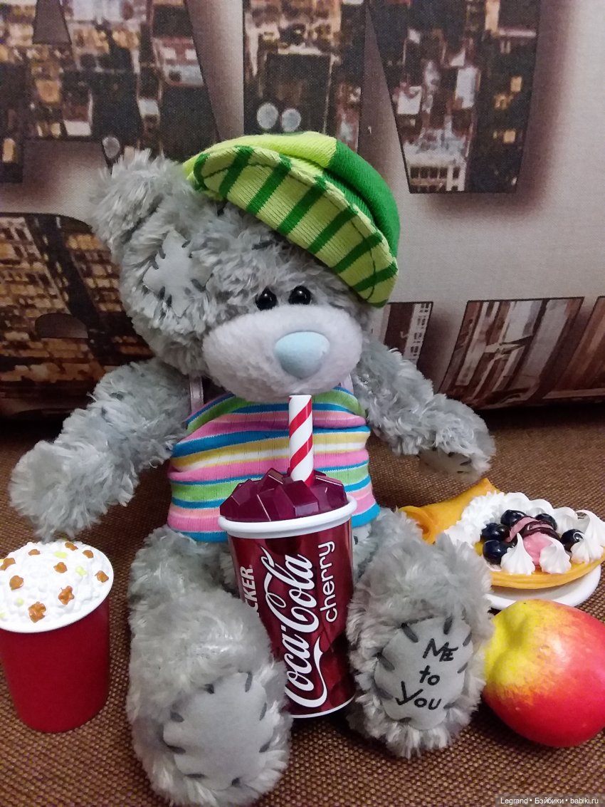 Продолжаю играть с мишками: Гри читает мои детские книжки и отдыхает у бассейна