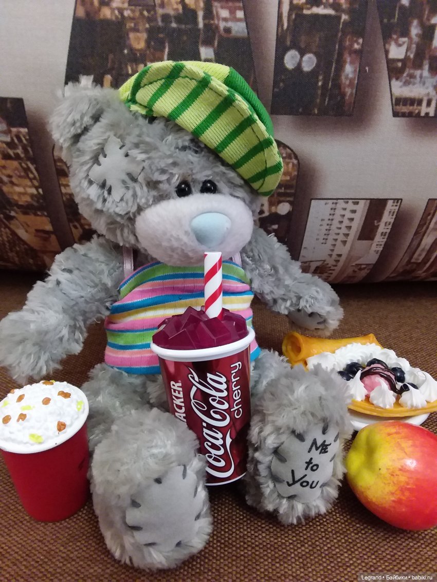 Продолжаю играть с мишками: Гри читает мои детские книжки и отдыхает у бассейна