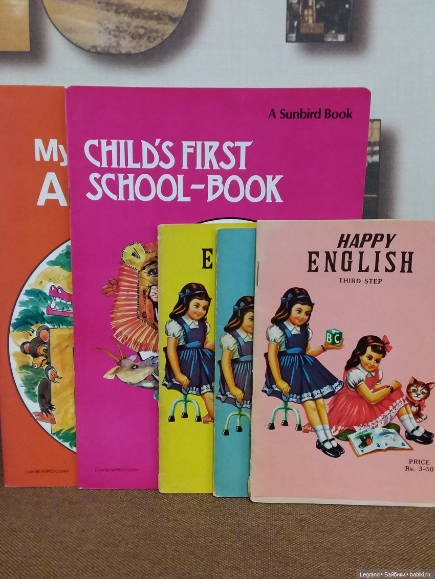 Продолжаю играть с мишками: Гри читает мои детские книжки и отдыхает у бассейна