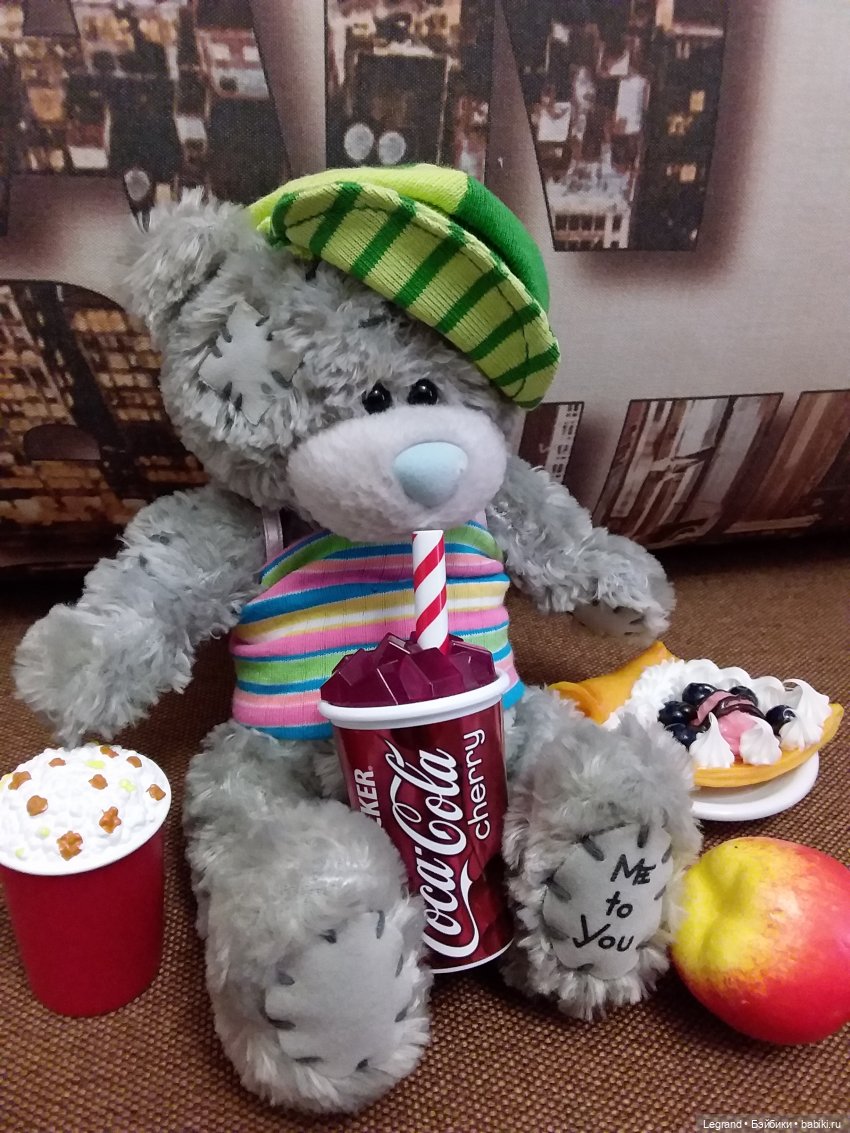 Продолжаю играть с мишками: Гри читает мои детские книжки и отдыхает у бассейна