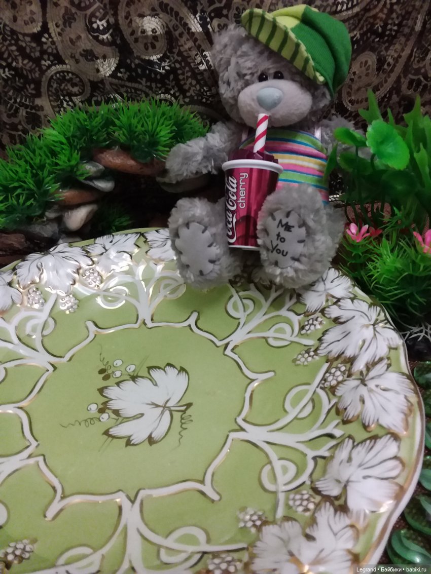 Продолжаю играть с мишками: Гри читает мои детские книжки и отдыхает у бассейна