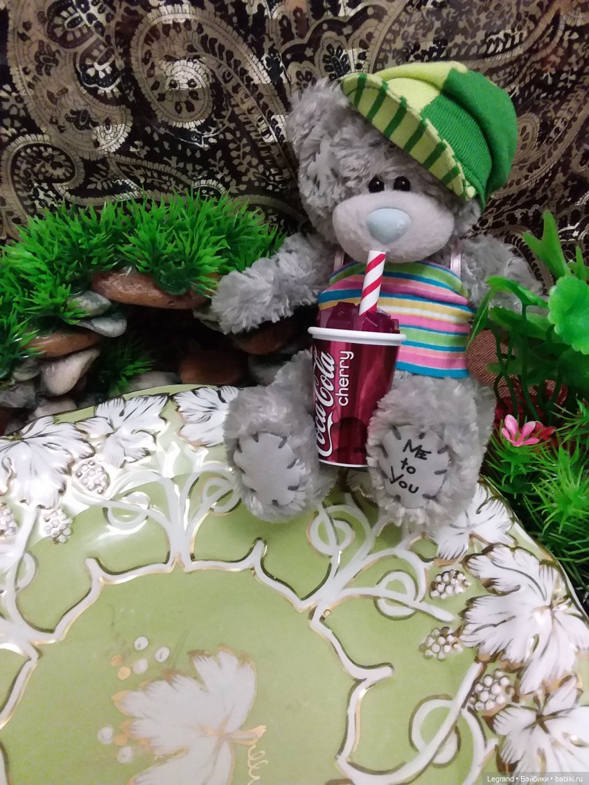 Продолжаю играть с мишками: Гри читает мои детские книжки и отдыхает у бассейна