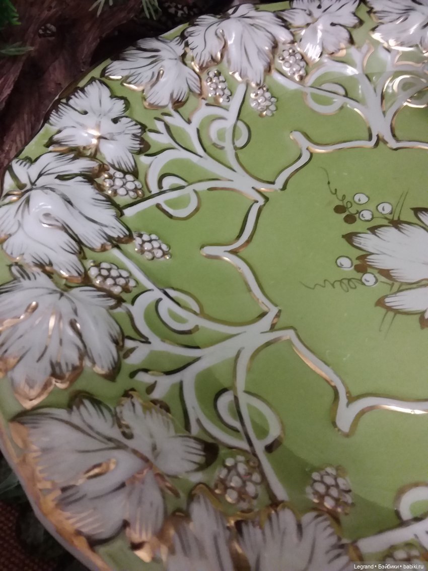 Продолжаю играть с мишками: Гри читает мои детские книжки и отдыхает у бассейна