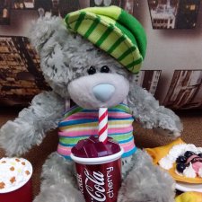 Продолжаю играть с мишками: Гри читает мои детские книжки и отдыхает у бассейна