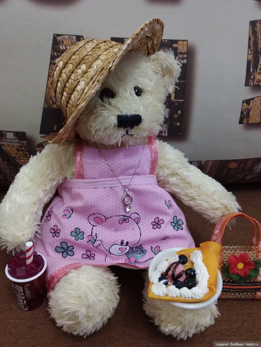 Пембе в новом розовом сарафане... и на обложках модных журналов