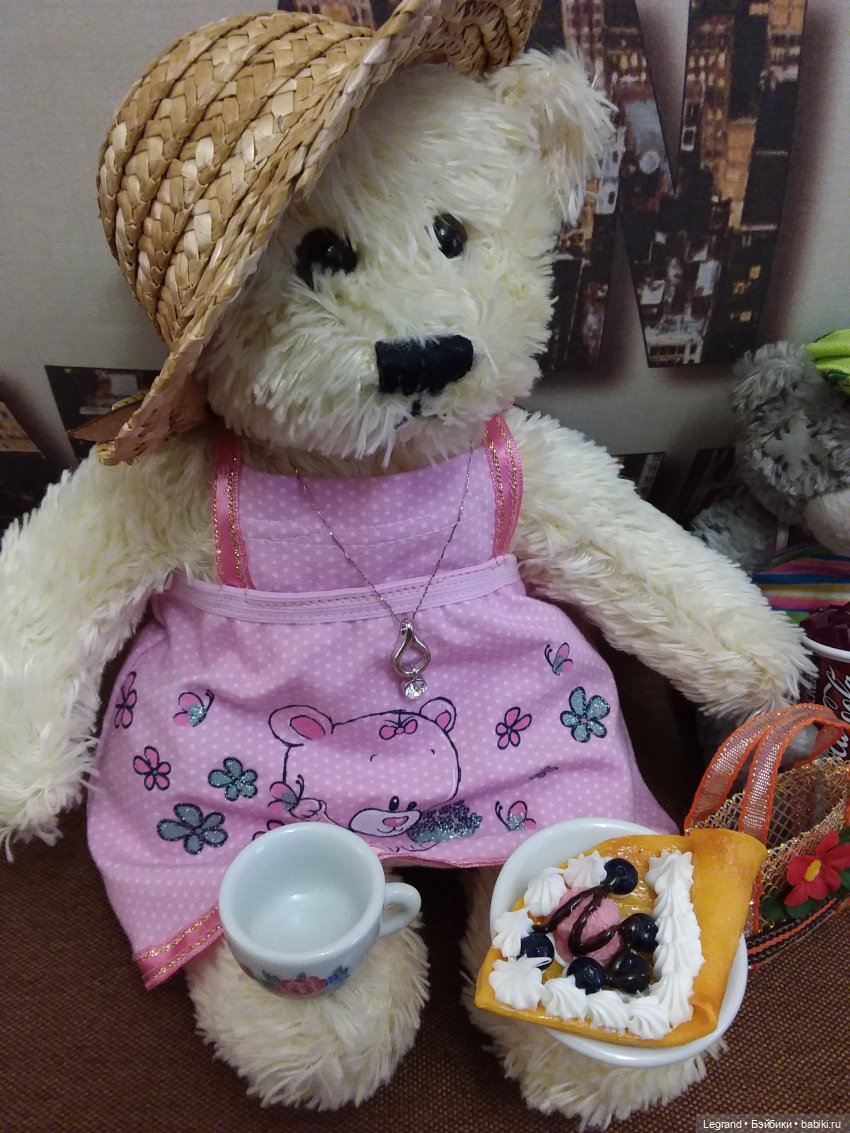 Пембе в новом розовом сарафане... и на обложках модных журналов