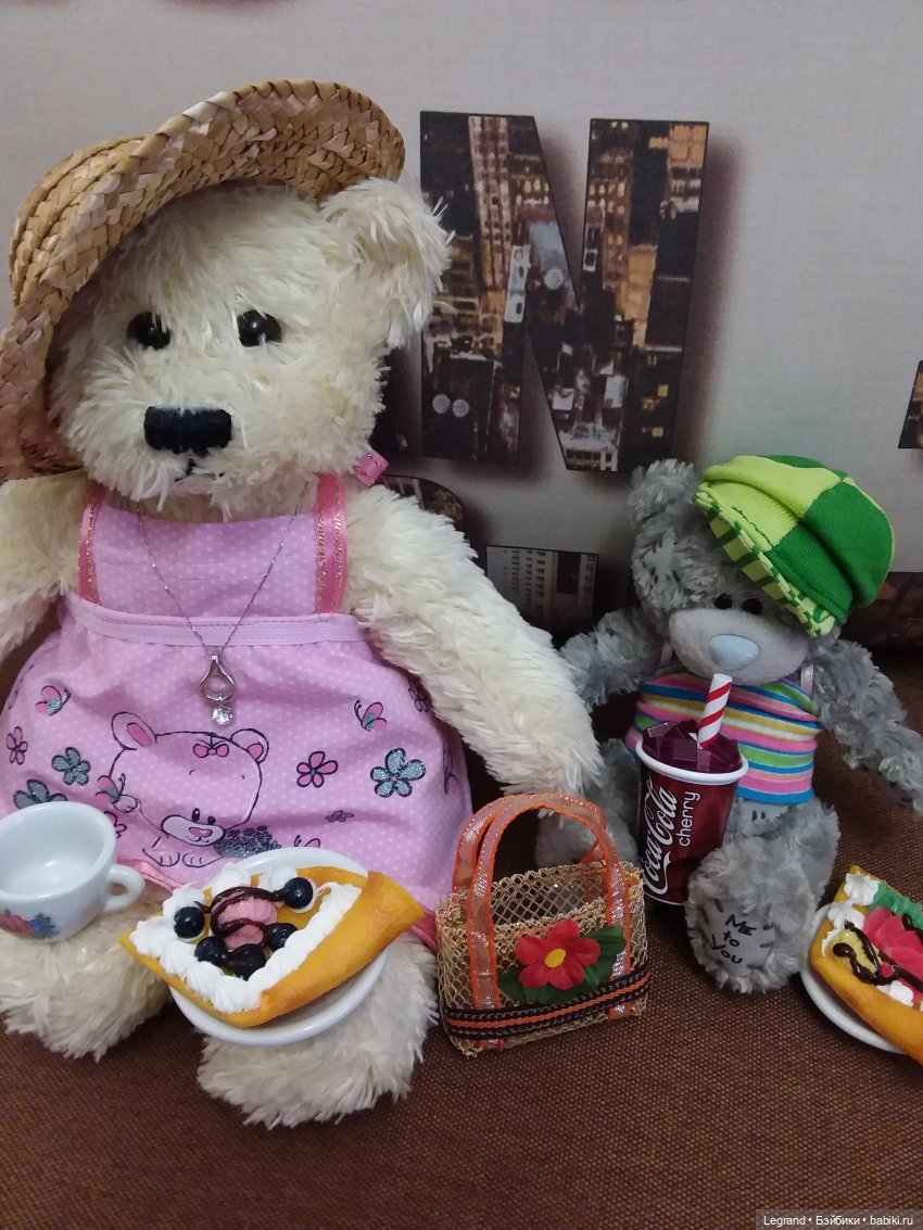 Пембе в новом розовом сарафане... и на обложках модных журналов