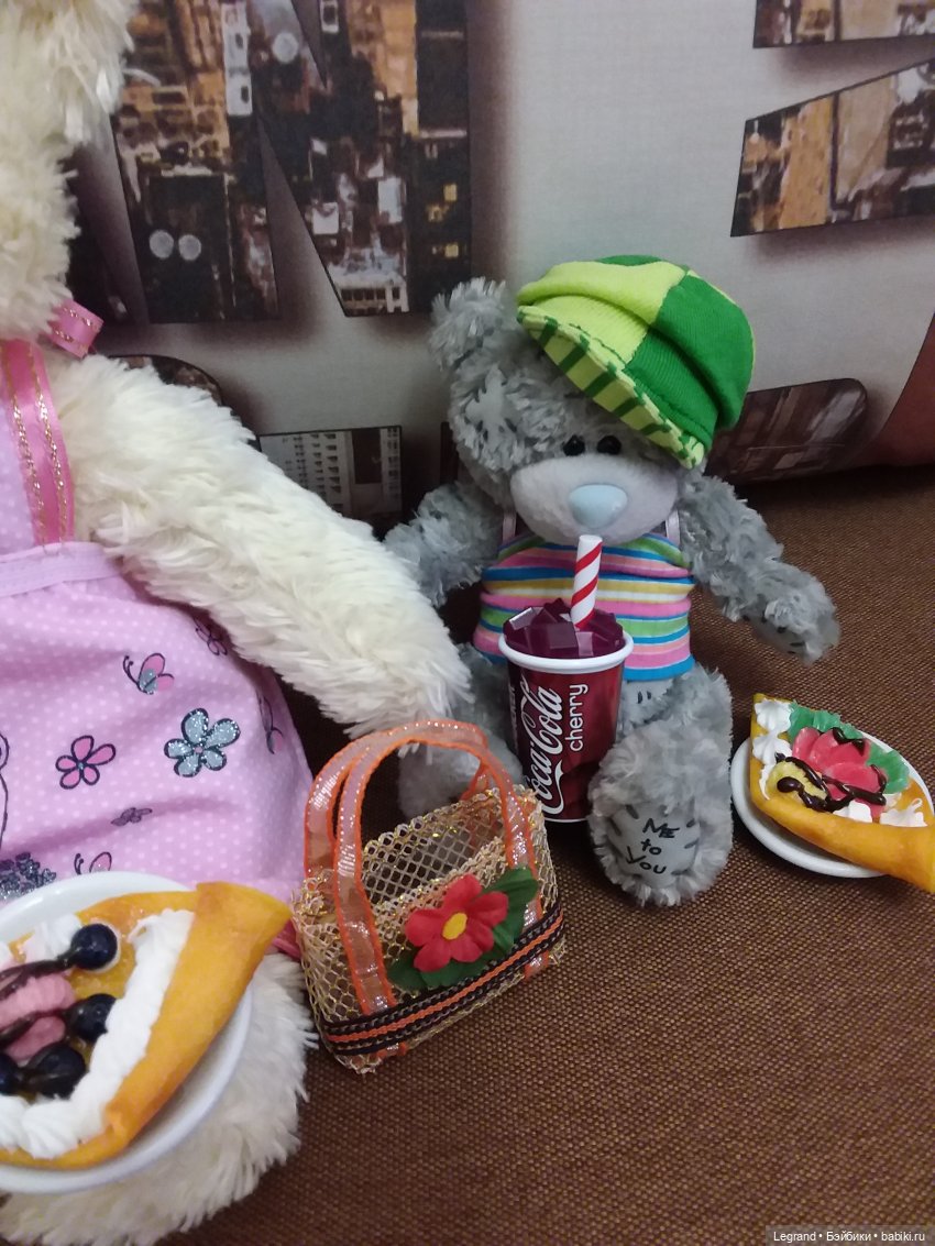 Пембе в новом розовом сарафане... и на обложках модных журналов