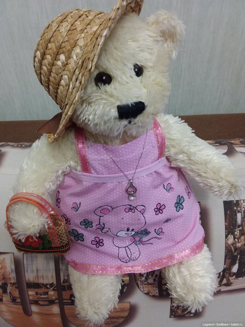 Пембе в новом розовом сарафане... и на обложках модных журналов