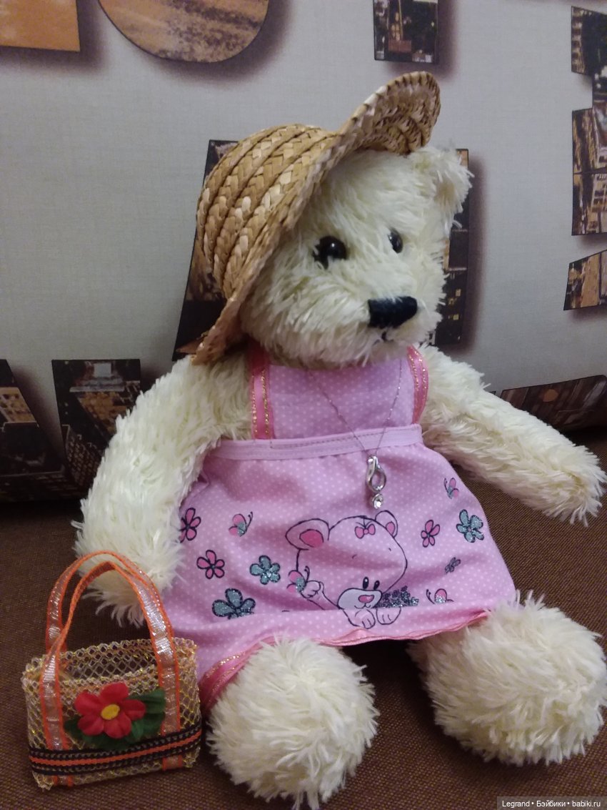 Пембе в новом розовом сарафане... и на обложках модных журналов