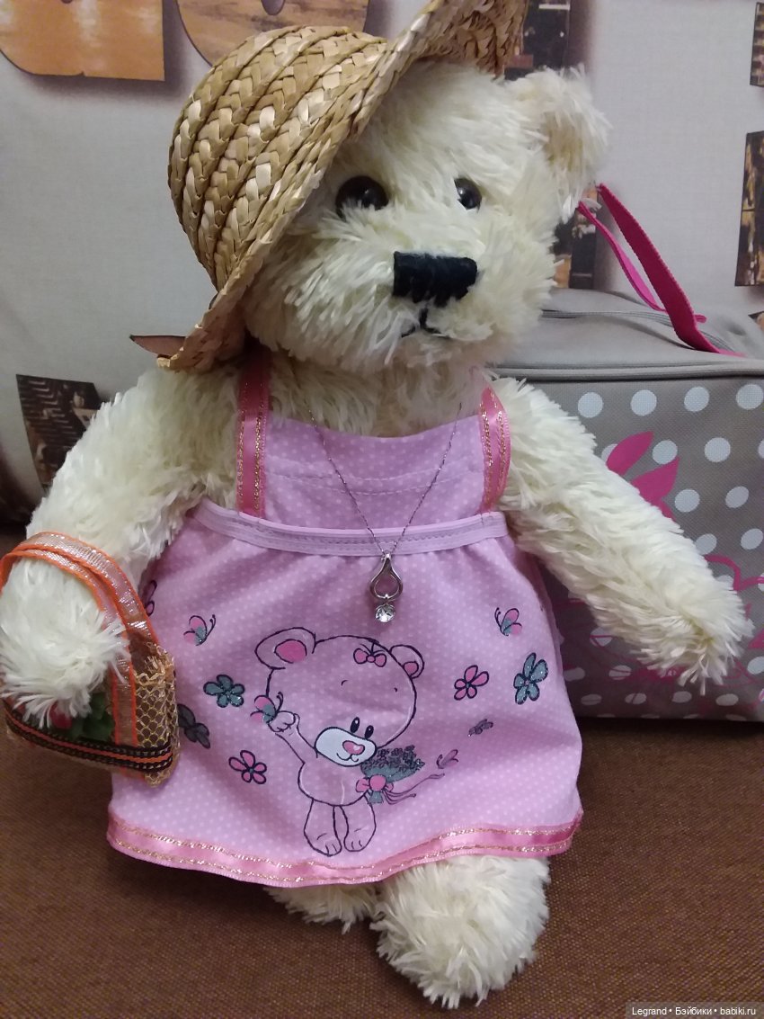 Пембе в новом розовом сарафане... и на обложках модных журналов (фото 5)