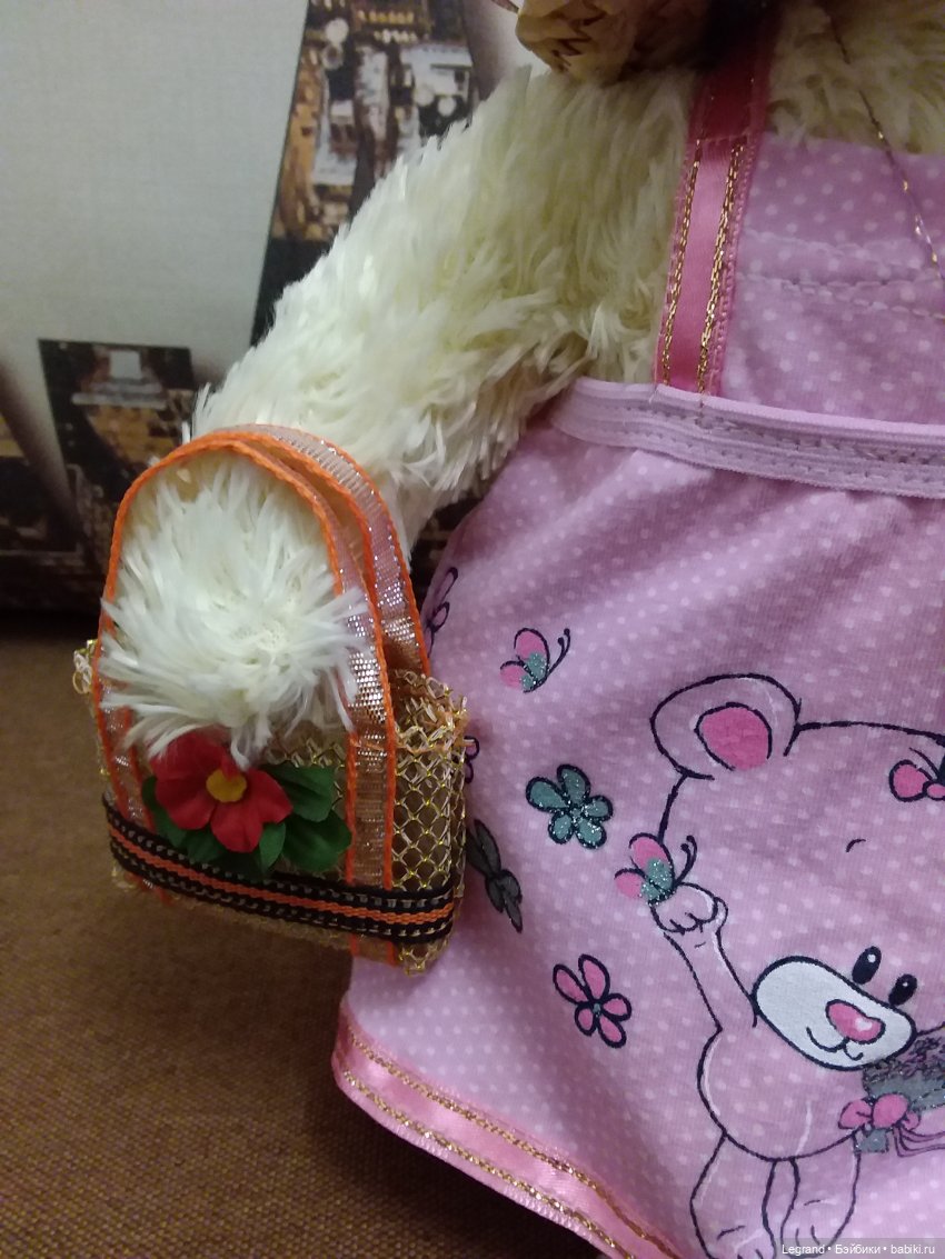 Пембе в новом розовом сарафане... и на обложках модных журналов (фото 9)