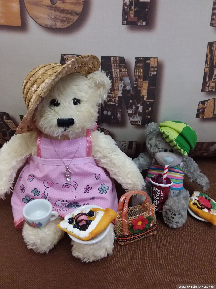 Пембе в новом розовом сарафане... и на обложках модных журналов