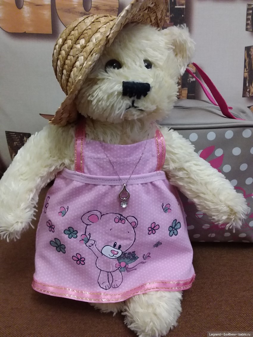 Пембе в новом розовом сарафане... и на обложках модных журналов