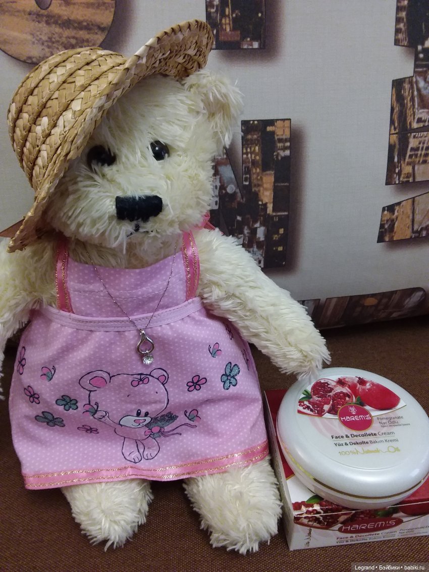 Пембе в новом розовом сарафане... и на обложках модных журналов