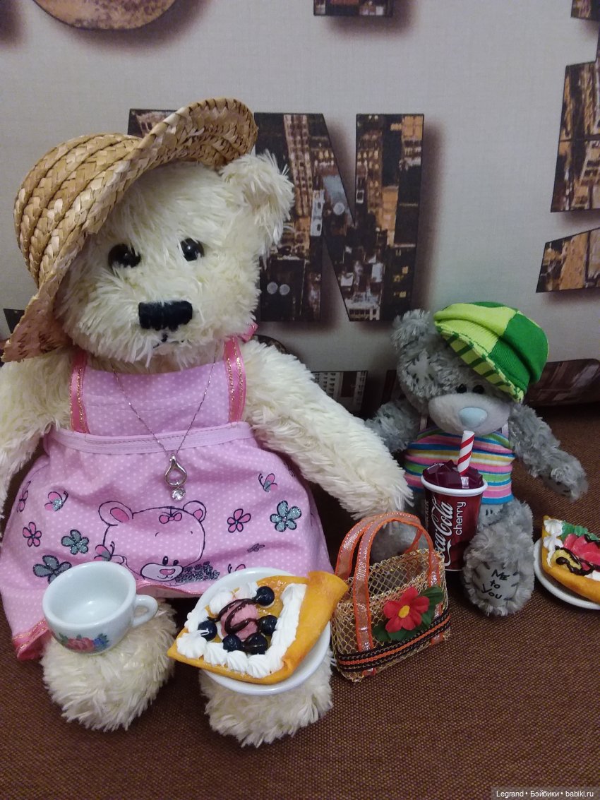 Пембе в новом розовом сарафане... и на обложках модных журналов