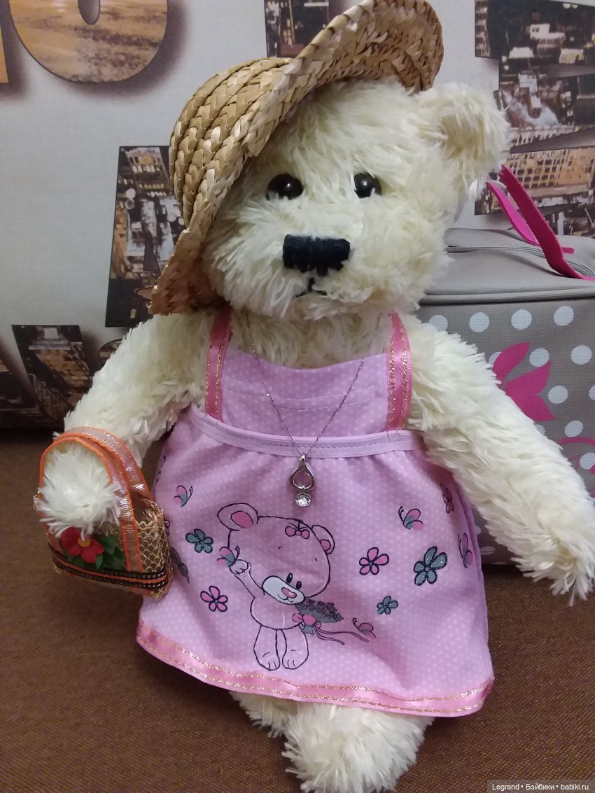 Пембе в новом розовом сарафане... и на обложках модных журналов (фото 10)