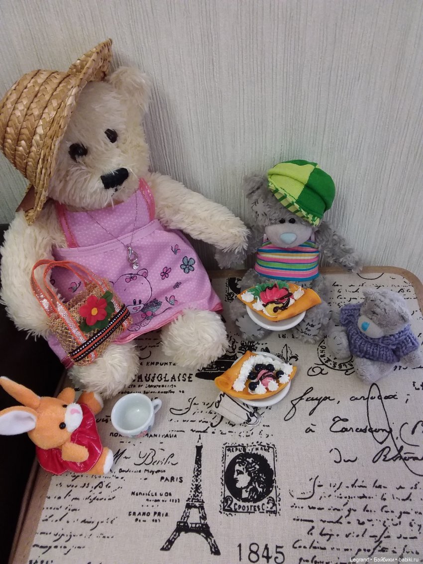 Пембе в новом розовом сарафане... и на обложках модных журналов