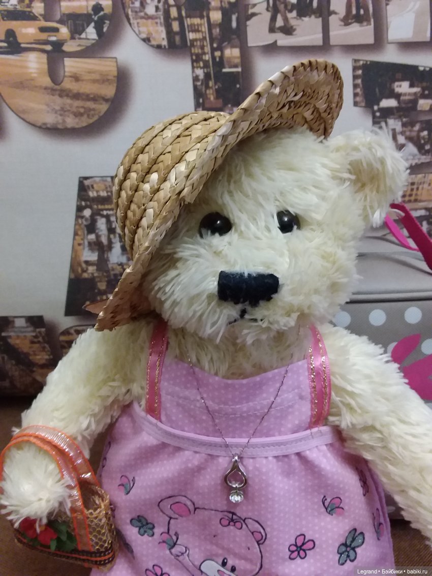 Пембе в новом розовом сарафане... и на обложках модных журналов