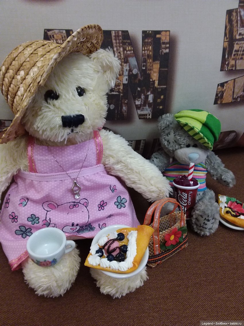 Пембе в новом розовом сарафане... и на обложках модных журналов