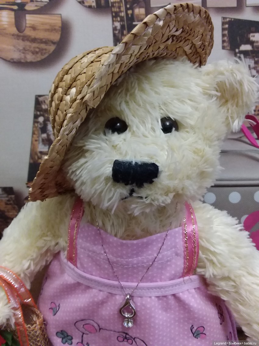 Пембе в новом розовом сарафане... и на обложках модных журналов