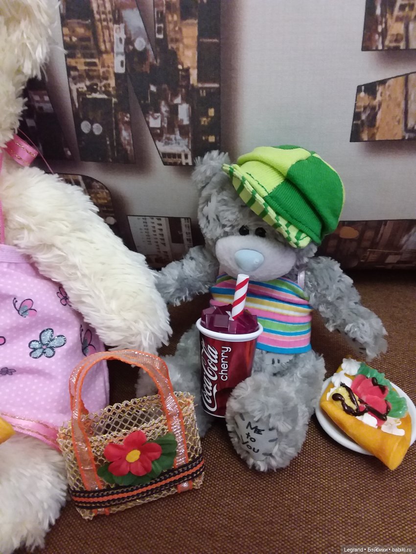 Пембе в новом розовом сарафане... и на обложках модных журналов