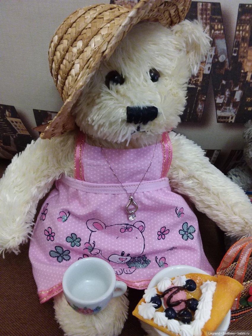 Пембе в новом розовом сарафане... и на обложках модных журналов