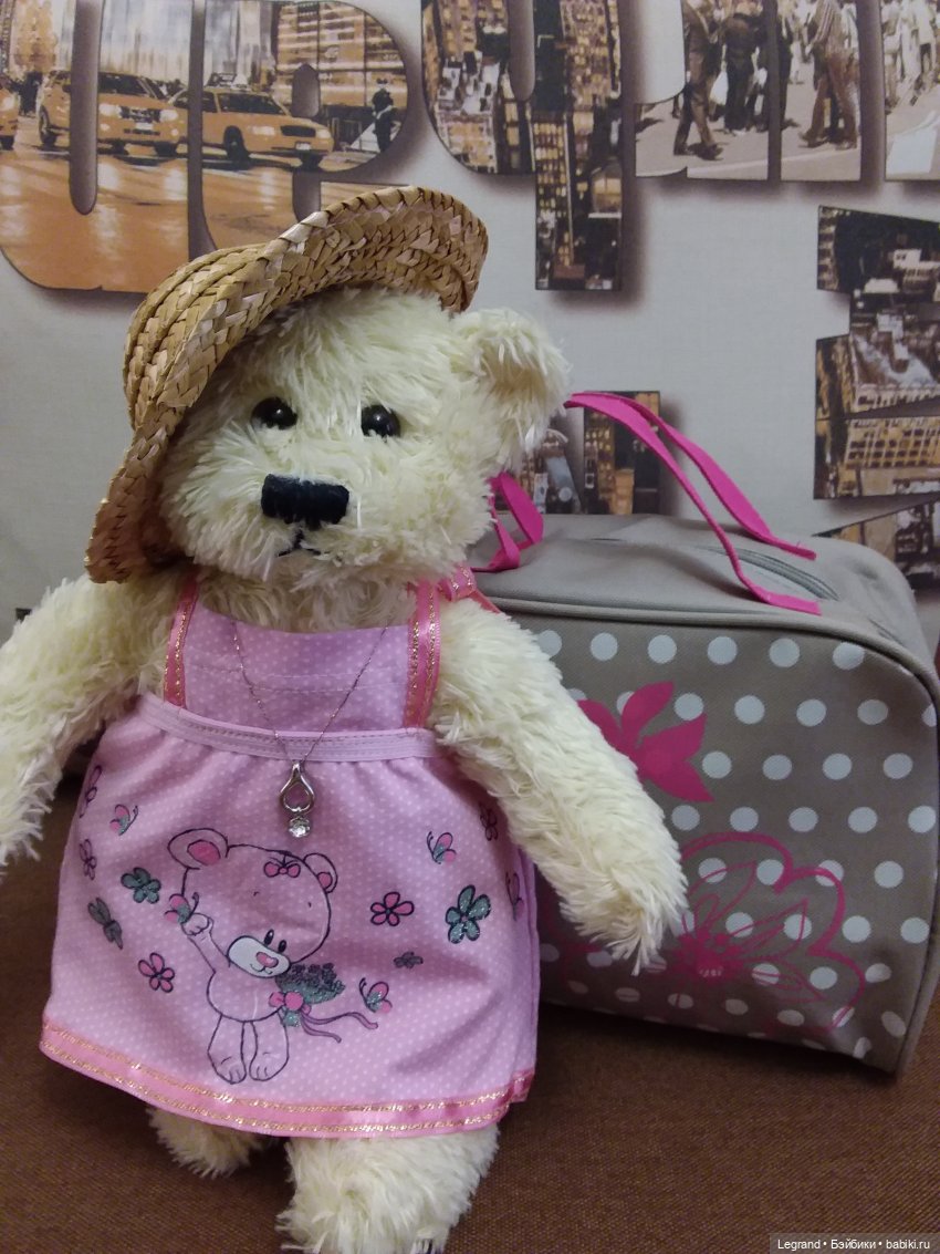 Пембе в новом розовом сарафане... и на обложках модных журналов (фото 3)