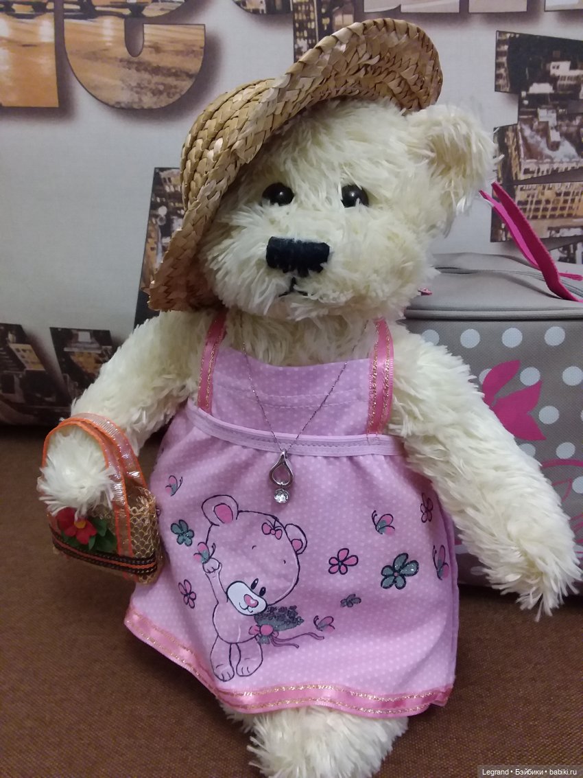 Пембе в новом розовом сарафане... и на обложках модных журналов (фото 8)