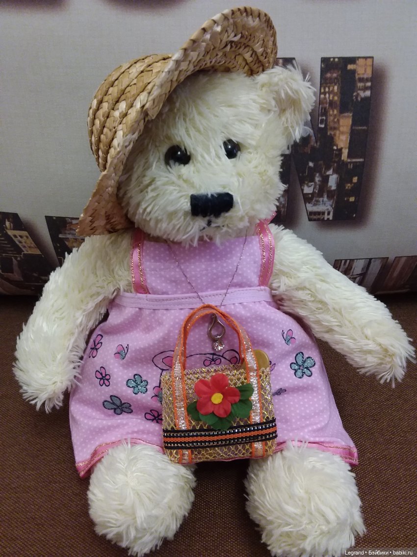 Пембе в новом розовом сарафане... и на обложках модных журналов