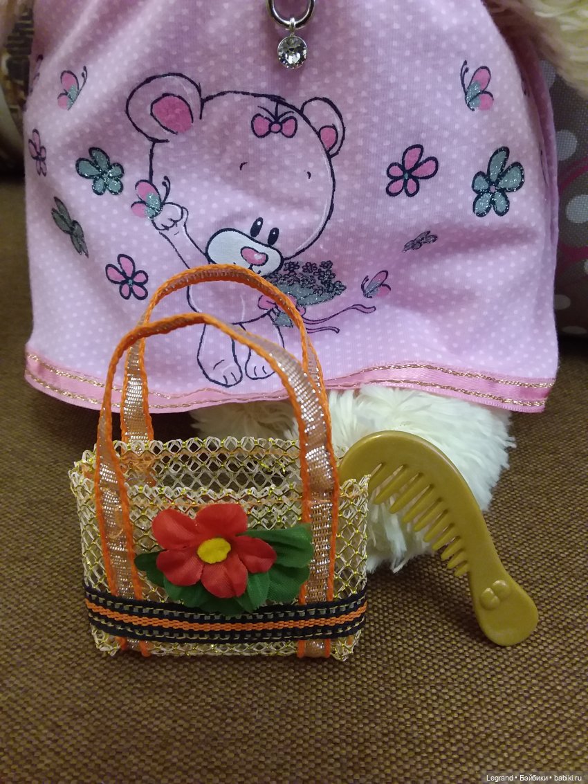 Пембе в новом розовом сарафане... и на обложках модных журналов (фото 7)