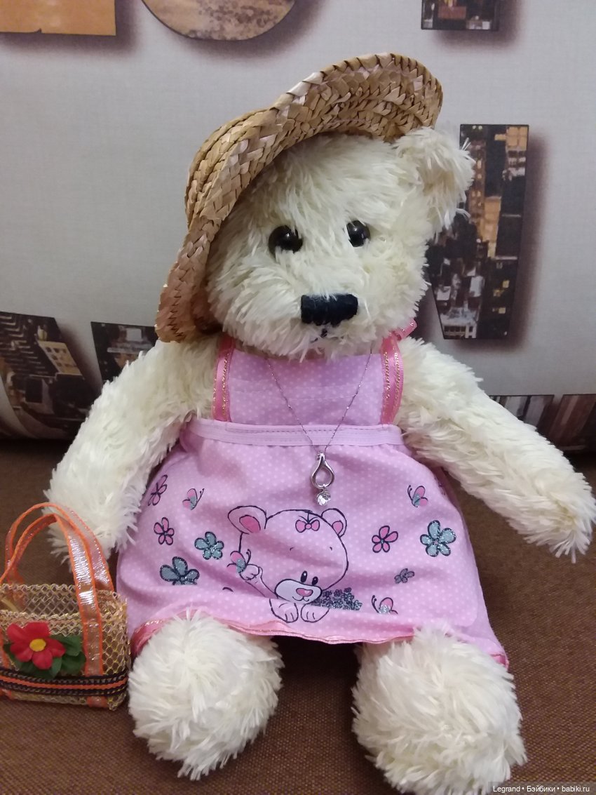 Пембе в новом розовом сарафане... и на обложках модных журналов