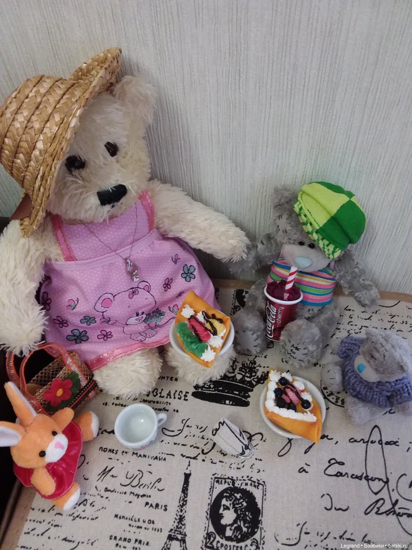 Пембе в новом розовом сарафане... и на обложках модных журналов