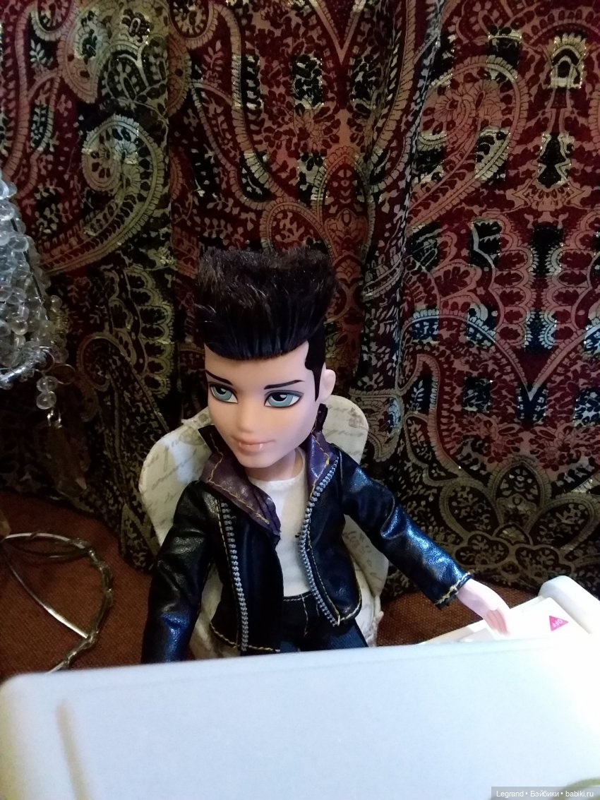 Ноты для Лестата: жизнь в формате 1:6 (фото 2)