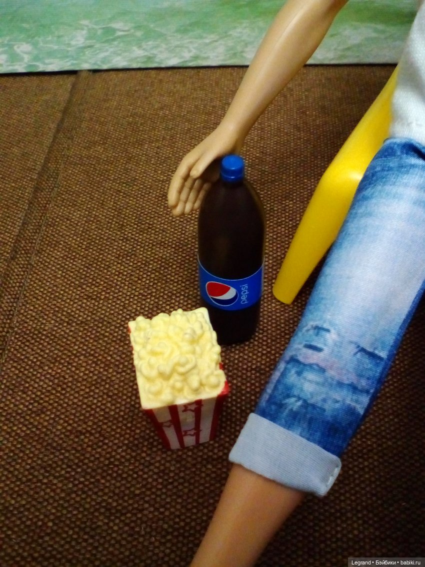 Мальчики на побережье. Парусник